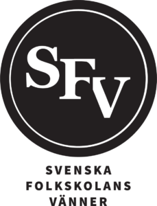 En svart cirkel med de vita bokstäverna SFV i mitten. Under cirkeln står orden SVENSKA FOLKSKOLANS VÄNNER skrivna med fetstil och versaler, där varje ord är centrerat på sin egen rad.